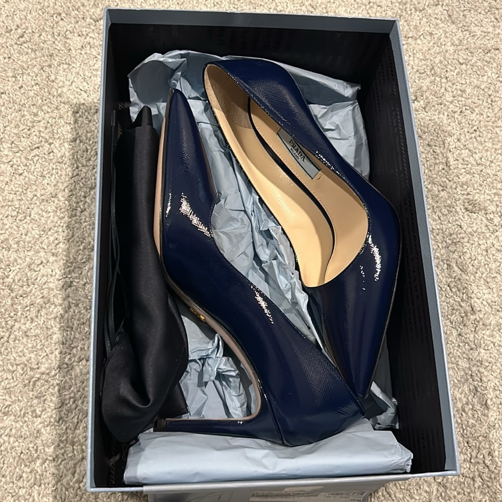 Never worn Prada authentic perfect navy blue heels
